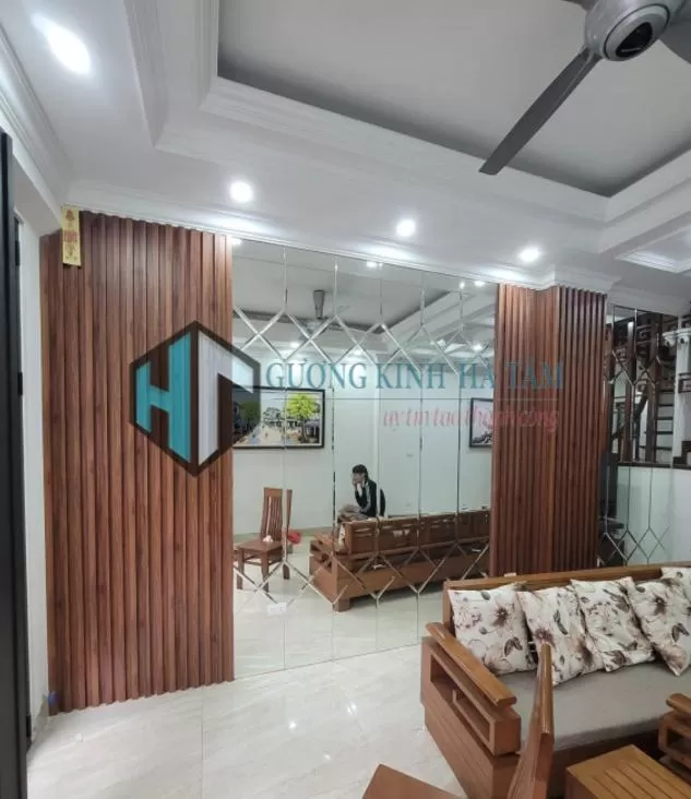 Gương dán tường phòng khách